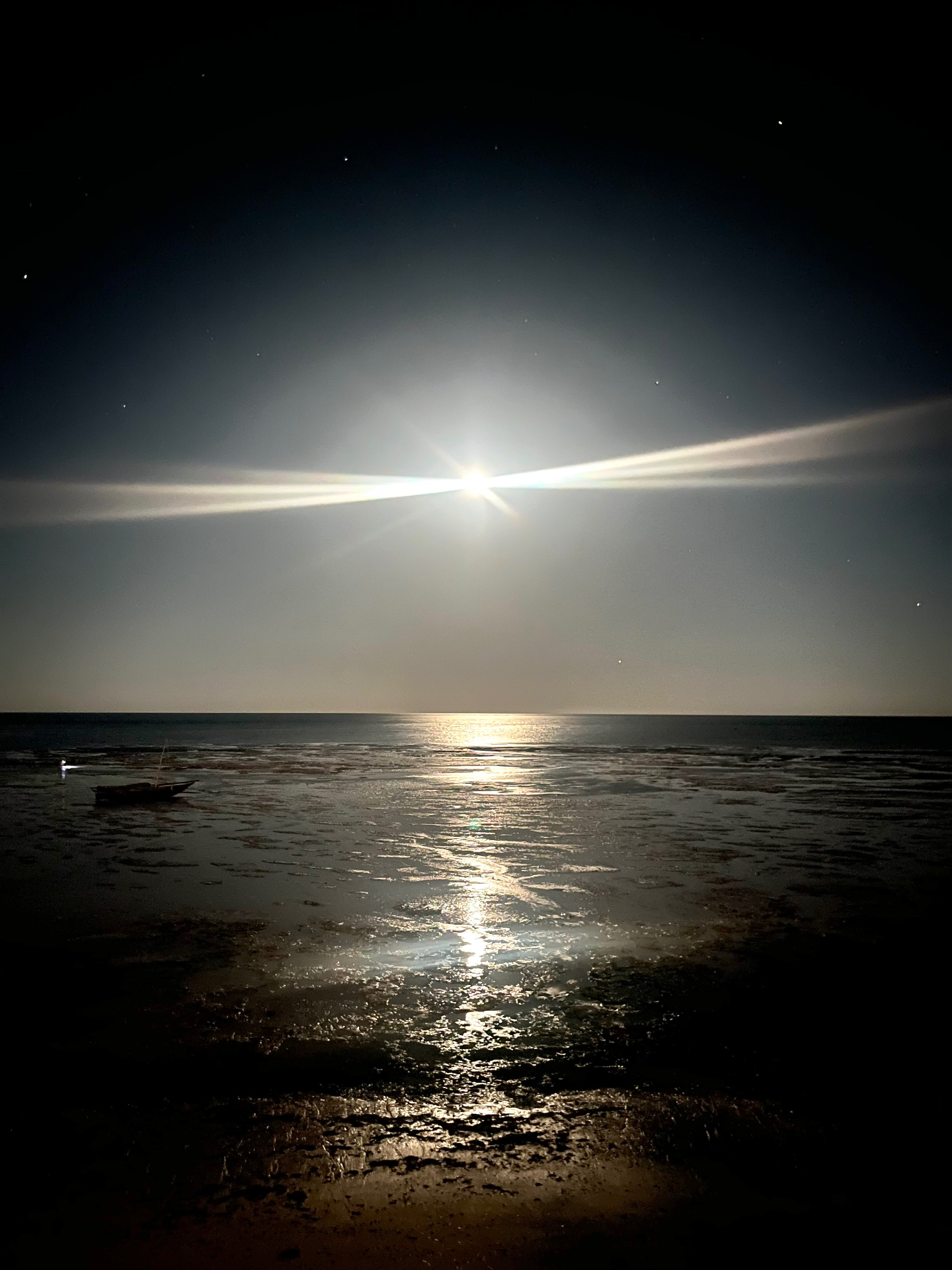 Księżyc nad oceanem o zmierzchu